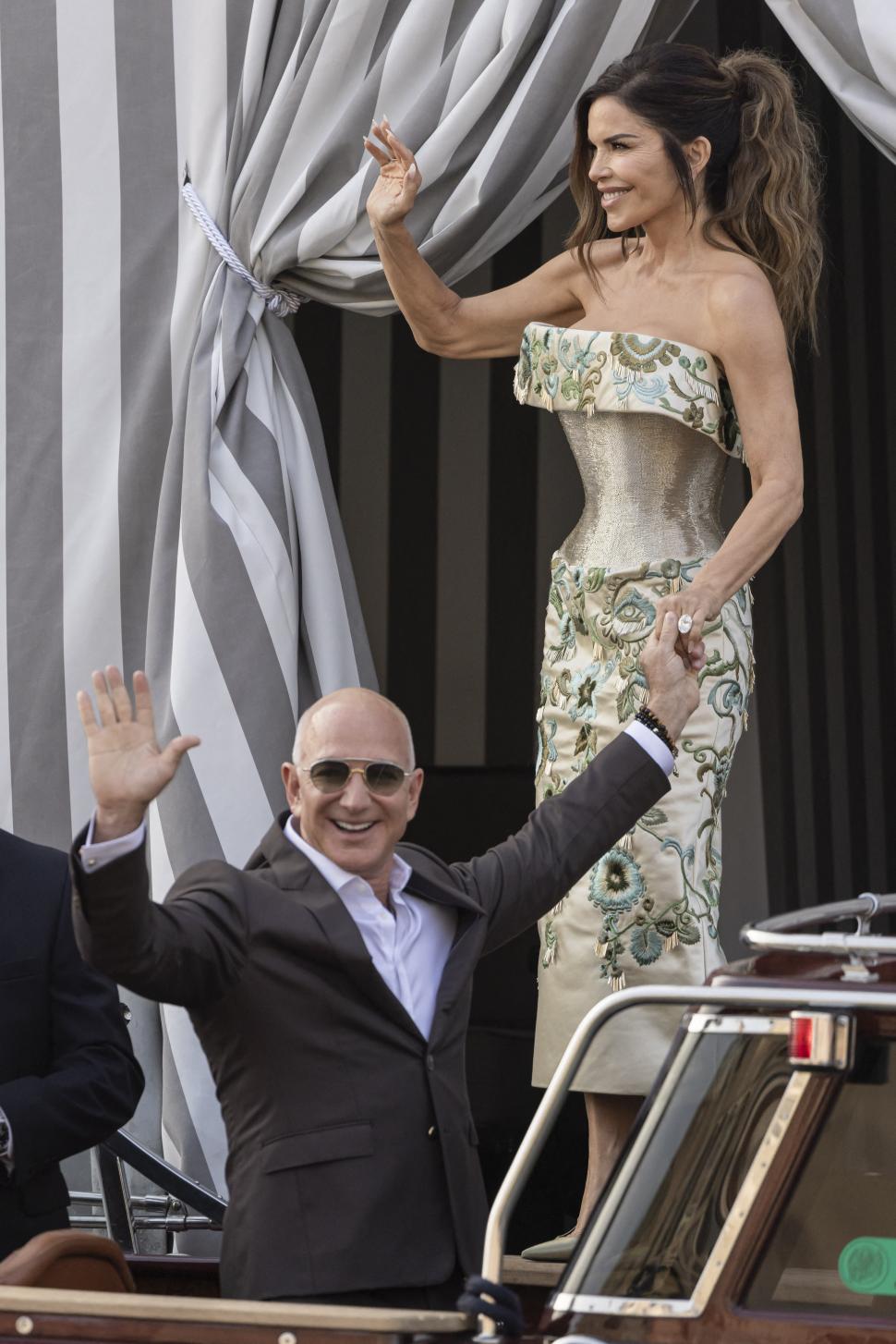 Jeff Bezos ar vrea să-și pună noua soție într-un rol important din viitorul film James Bond: „E obsedat. Nu e doar o fantezie” 998339