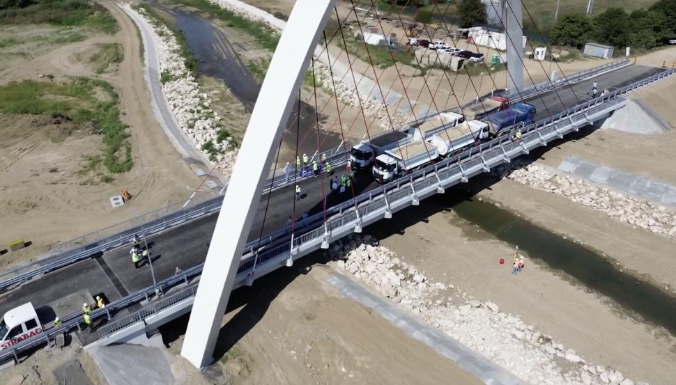 Podul cu cel mai mare arc parabolic din România a trecut testul de rezistenţă: Cum arată, unde este și când se deschide circulației 998499
