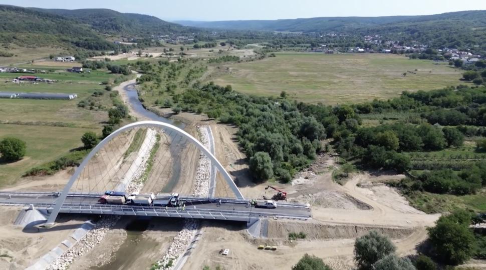 Podul cu cel mai mare arc parabolic din România a trecut testul de rezistenţă: Cum arată, unde este și când se deschide circulației 998501