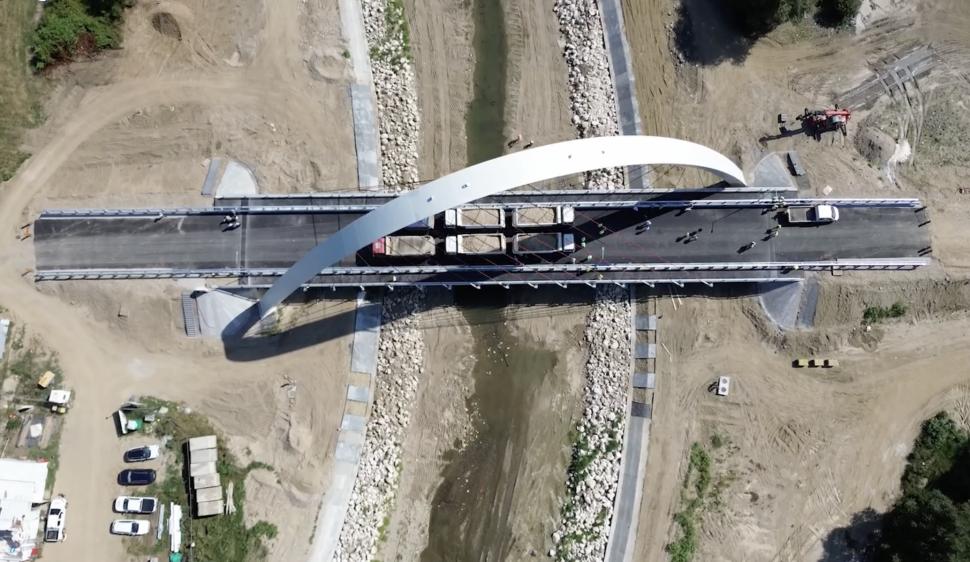 Podul cu cel mai mare arc parabolic din România a trecut testul de rezistenţă: Cum arată, unde este și când se deschide circulației 998503