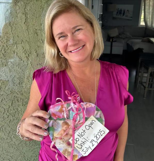 O femeie a așteptat 25 de ani să deschidă cadoul de nuntă primit de la prietena ei. Ce a găsit în cutie a lăsat-o fără cuvinte  998688