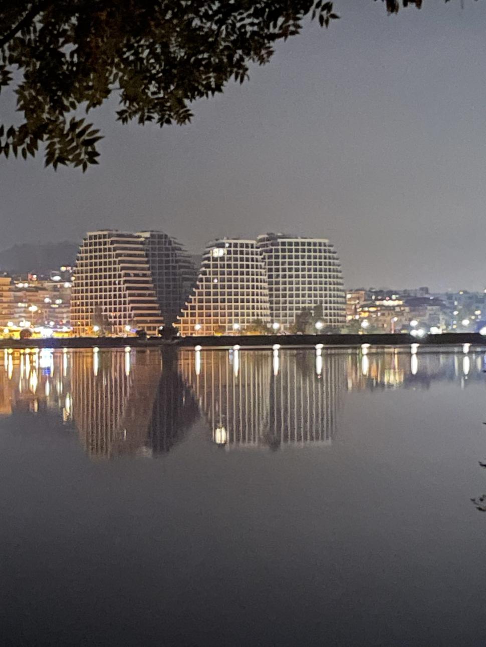 Turnurile ondulate, unice în lume, au apărut în cea mai săracă țară europeană. Proiectul futurist schimbă complet fața capitalei 998806