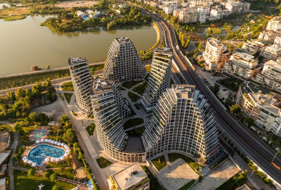 Turnurile ondulate, unice în lume, au apărut în cea mai săracă țară europeană. Proiectul futurist schimbă complet fața capitalei 998807