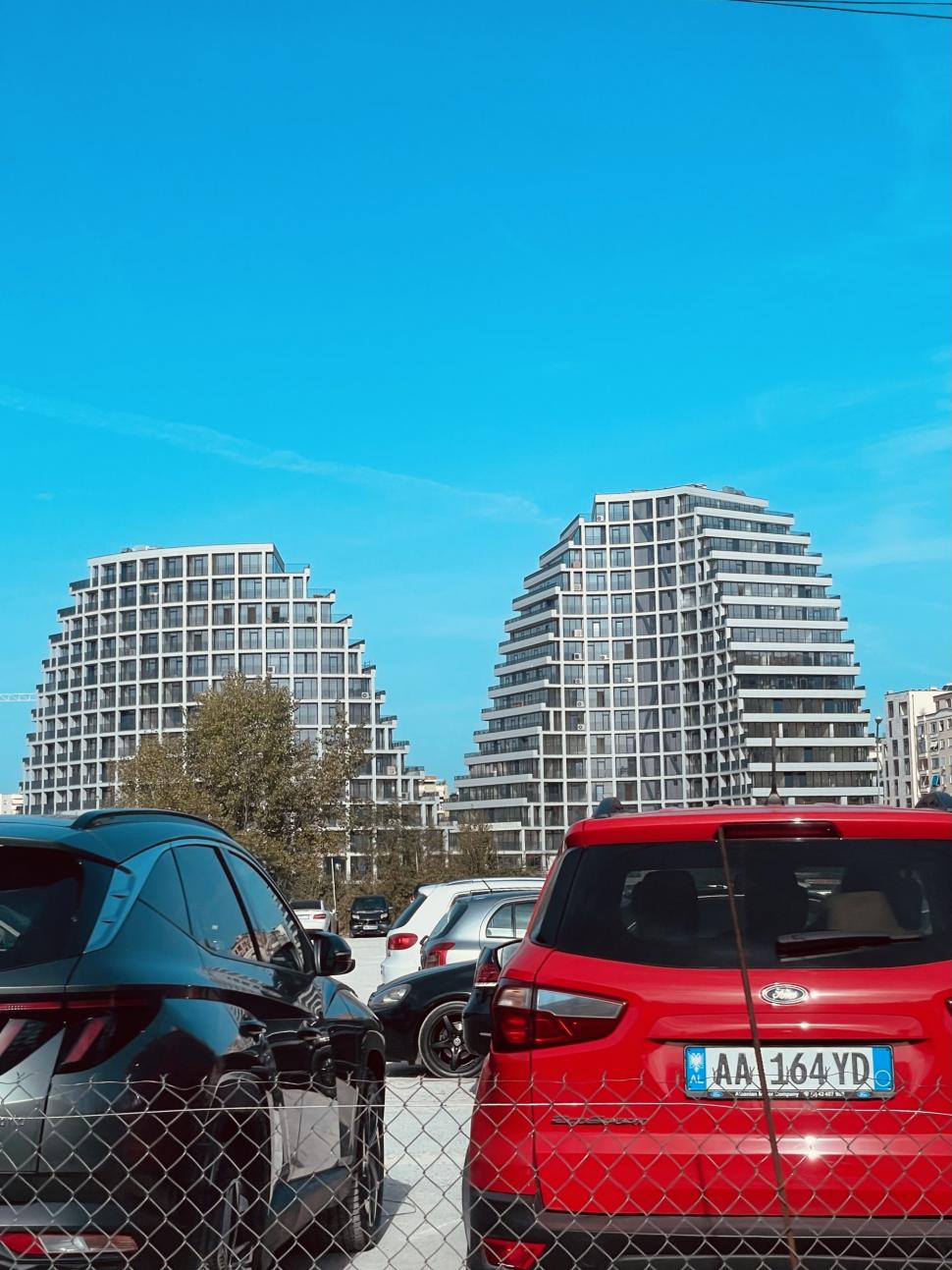 Turnurile ondulate, unice în lume, au apărut în cea mai săracă țară europeană. Proiectul futurist schimbă complet fața capitalei 998808