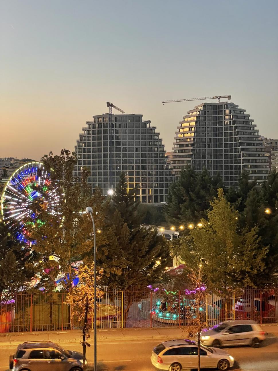 Turnurile ondulate, unice în lume, au apărut în cea mai săracă țară europeană. Proiectul futurist schimbă complet fața capitalei 998810