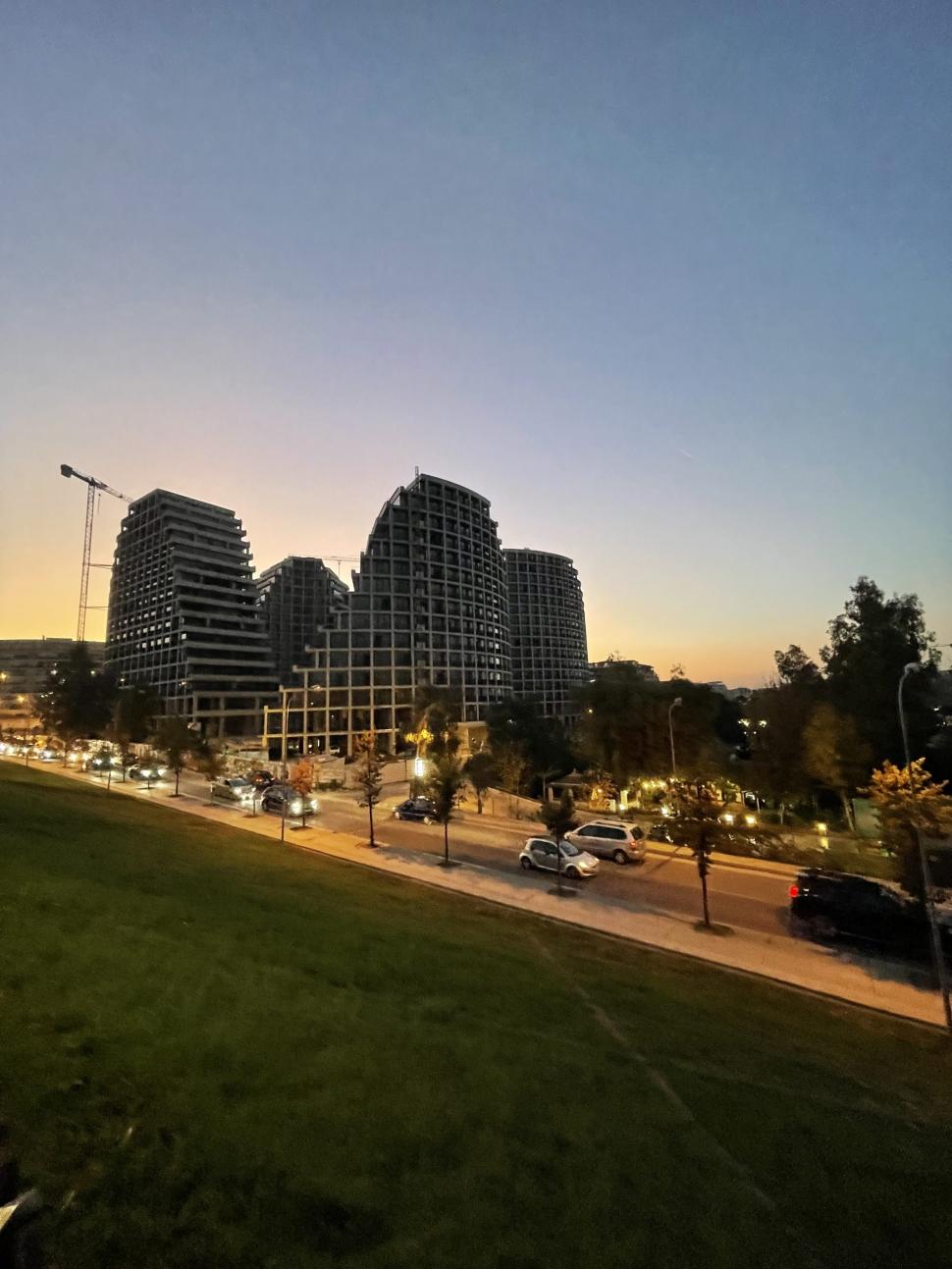 Turnurile ondulate, unice în lume, au apărut în cea mai săracă țară europeană. Proiectul futurist schimbă complet fața capitalei 998811