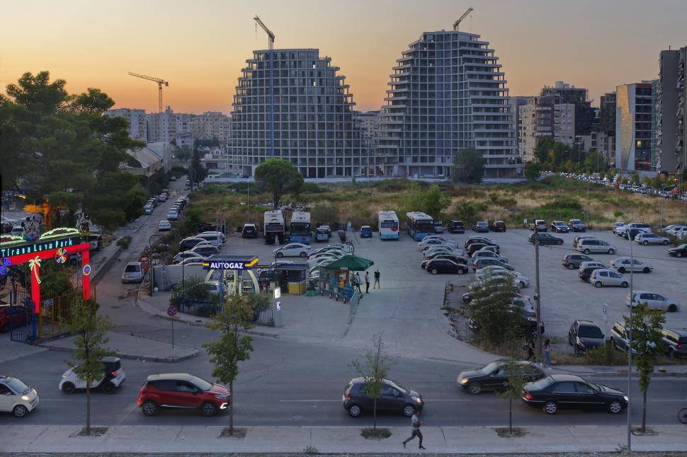 Turnurile ondulate, unice în lume, au apărut în cea mai săracă țară europeană. Proiectul futurist schimbă complet fața capitalei 998812