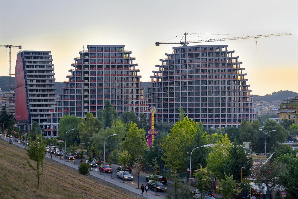 Turnurile ondulate, unice în lume, au apărut în cea mai săracă țară europeană. Proiectul futurist schimbă complet fața capitalei 998814