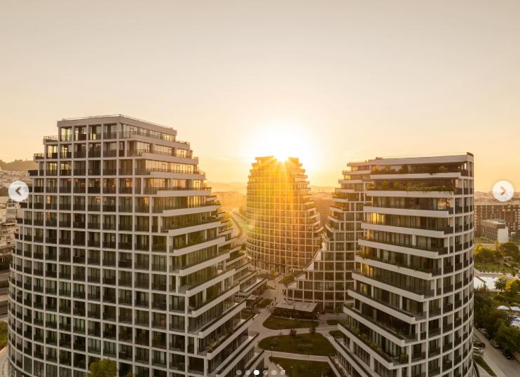 Turnurile ondulate, unice în lume, au apărut în cea mai săracă țară europeană. Proiectul futurist schimbă complet fața capitalei 998817