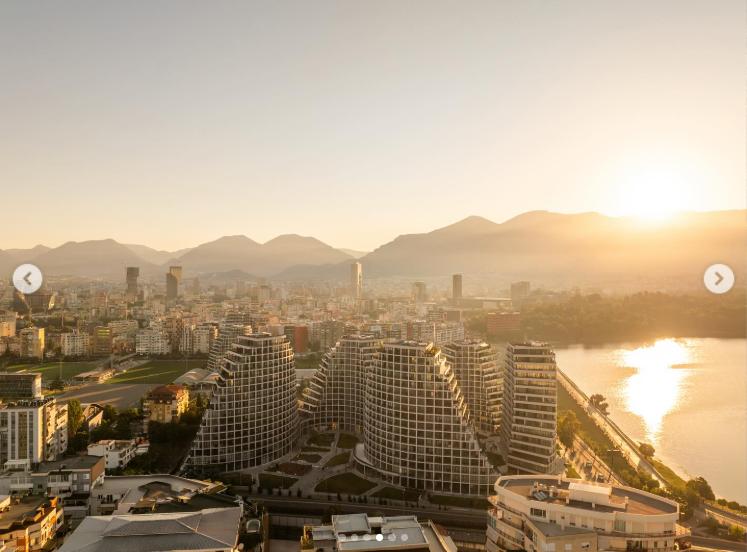 Turnurile ondulate, unice în lume, au apărut în cea mai săracă țară europeană. Proiectul futurist schimbă complet fața capitalei 998818