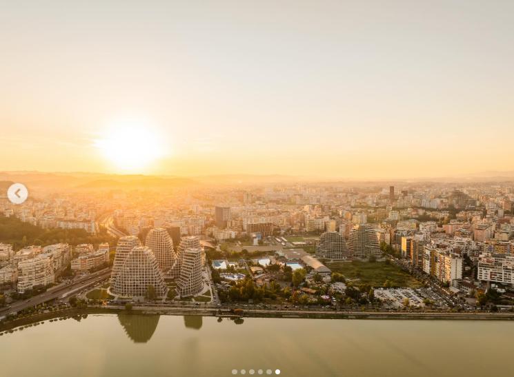 Turnurile ondulate, unice în lume, au apărut în cea mai săracă țară europeană. Proiectul futurist schimbă complet fața capitalei 998820