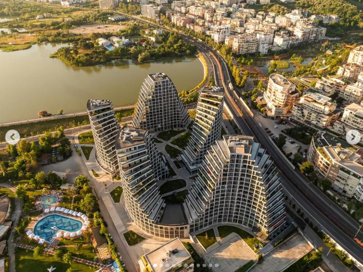 Turnurile ondulate, unice în lume, au apărut în cea mai săracă țară europeană. Proiectul futurist schimbă complet fața capitalei 998821