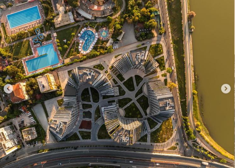 Turnurile ondulate, unice în lume, au apărut în cea mai săracă țară europeană. Proiectul futurist schimbă complet fața capitalei 998825