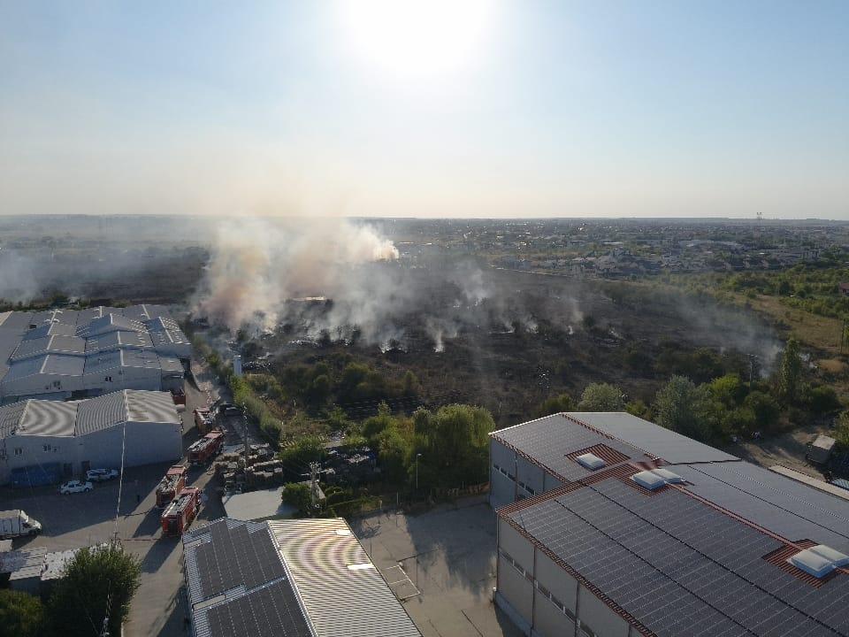 Alertă în Clinceni. Incendiu puternic cu degajări mari de fum, populația a fost evacuată 999132