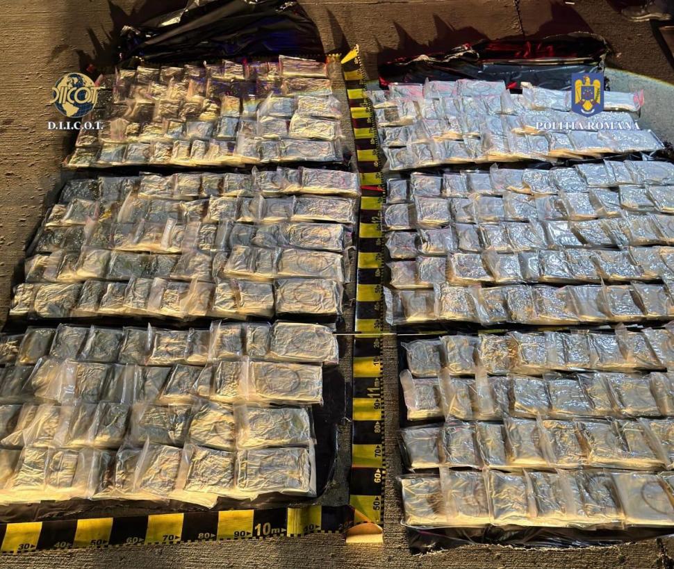 Cea mai mare captură de droguri din 2025. Aproape 70 de kilograme de cocaină au fost găsite într-o rulotă, în Sibiu 998924