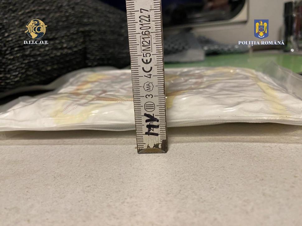 Cea mai mare captură de droguri din 2025. Aproape 70 de kilograme de cocaină au fost găsite într-o rulotă, în Sibiu 998925