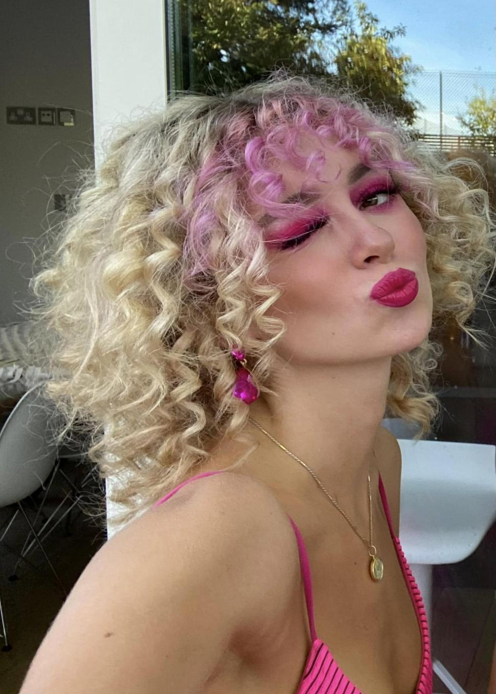 Dezvăluiri șocante în cazul tinerei care a murit după ce a refuzat chimioterapia. Mama ei i-a șicanat pe medicii veniți s-o salveze 999009