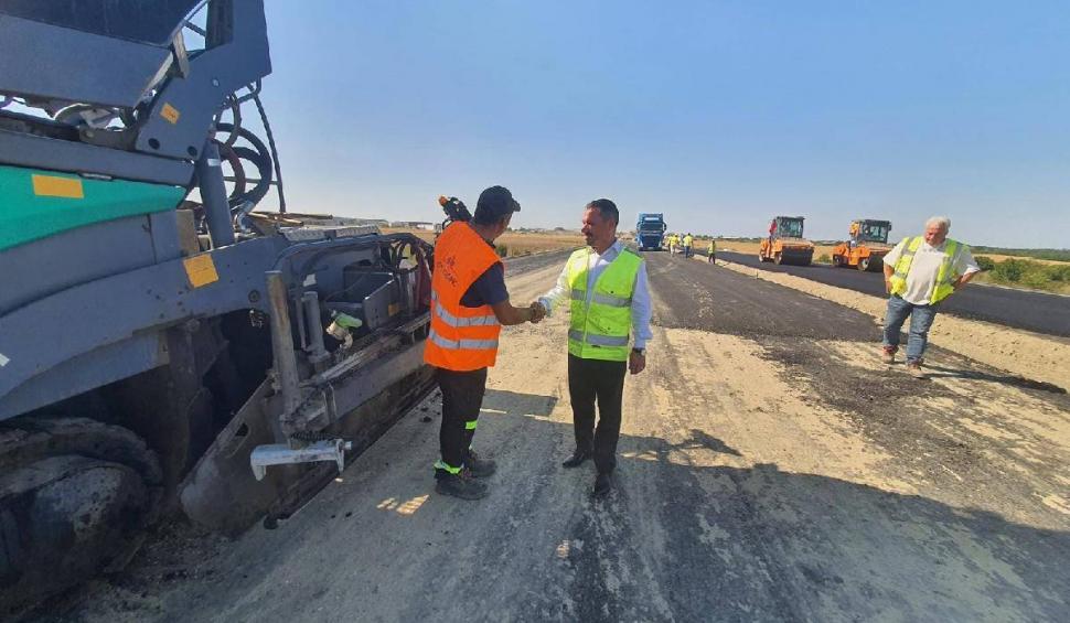 A început asfaltarea pe ultimul tronson al Lotului 3 Nord din A0. Pasajul de la DN3 nu va fi gata anul acesta 999225