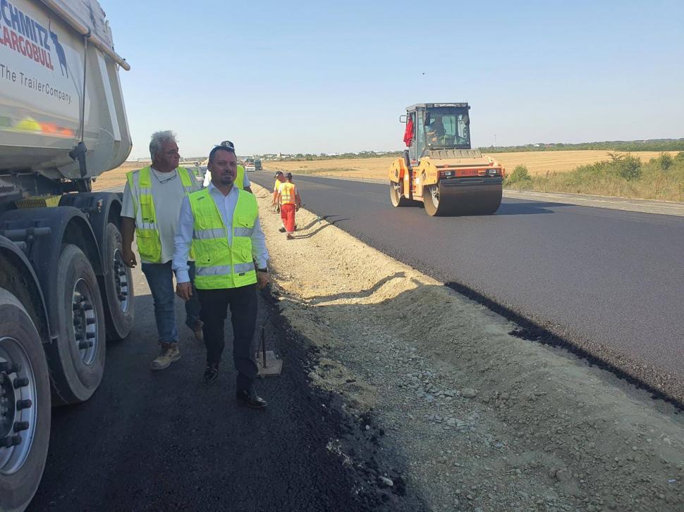 A început asfaltarea pe ultimul tronson al Lotului 3 Nord din A0. Pasajul de la DN3 nu va fi gata anul acesta 999226