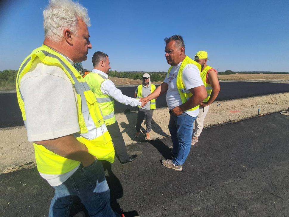 A început asfaltarea pe ultimul tronson al Lotului 3 Nord din A0. Pasajul de la DN3 nu va fi gata anul acesta 999227