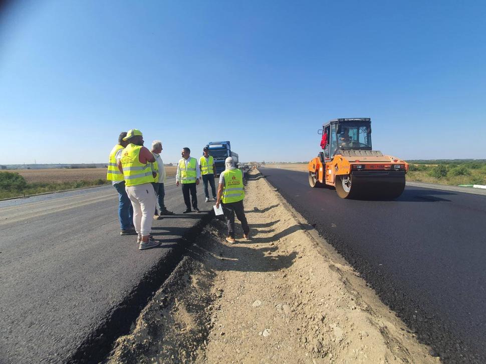 A început asfaltarea pe ultimul tronson al Lotului 3 Nord din A0. Pasajul de la DN3 nu va fi gata anul acesta 999228