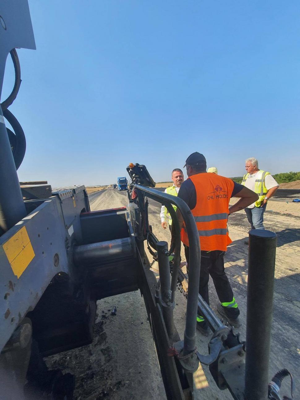 A început asfaltarea pe ultimul tronson al Lotului 3 Nord din A0. Pasajul de la DN3 nu va fi gata anul acesta 999231