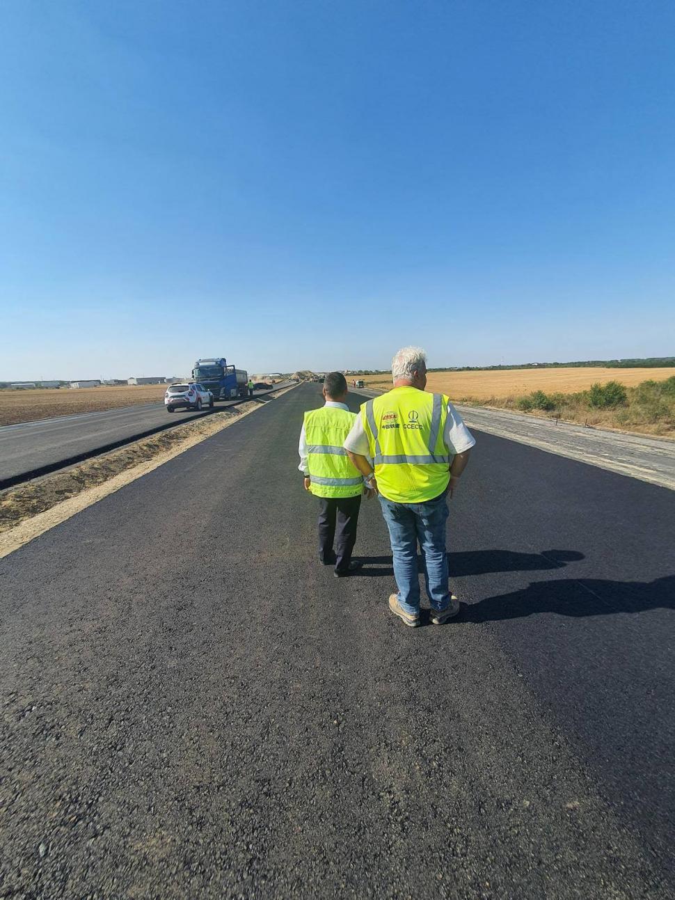 A început asfaltarea pe ultimul tronson al Lotului 3 Nord din A0. Pasajul de la DN3 nu va fi gata anul acesta 999232