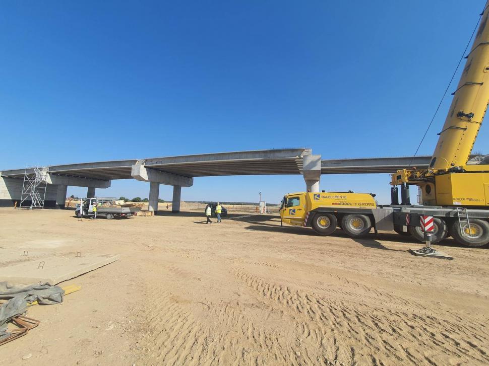 A început asfaltarea pe ultimul tronson al Lotului 3 Nord din A0. Pasajul de la DN3 nu va fi gata anul acesta 999233