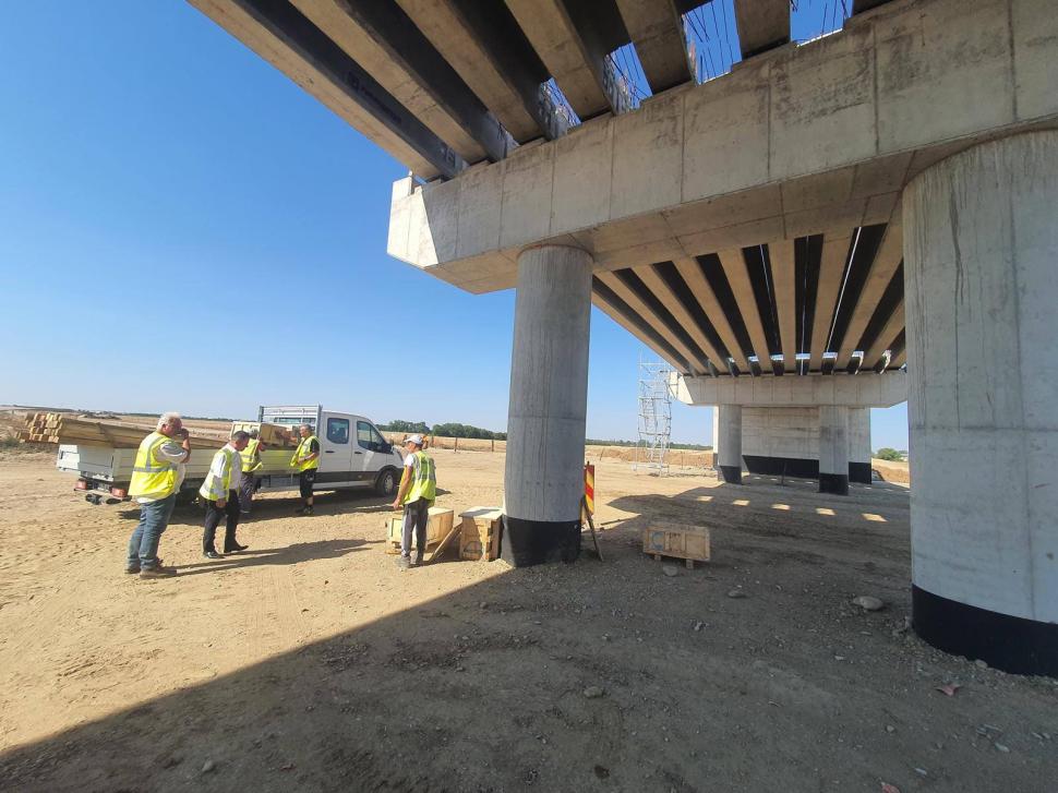 A început asfaltarea pe ultimul tronson al Lotului 3 Nord din A0. Pasajul de la DN3 nu va fi gata anul acesta 999234