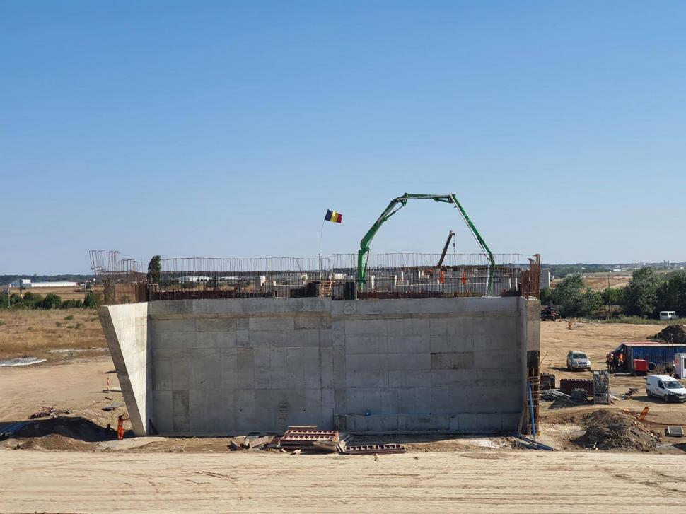 A început asfaltarea pe ultimul tronson al Lotului 3 Nord din A0. Pasajul de la DN3 nu va fi gata anul acesta 999236