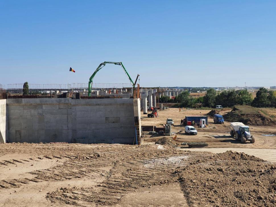 A început asfaltarea pe ultimul tronson al Lotului 3 Nord din A0. Pasajul de la DN3 nu va fi gata anul acesta 999238