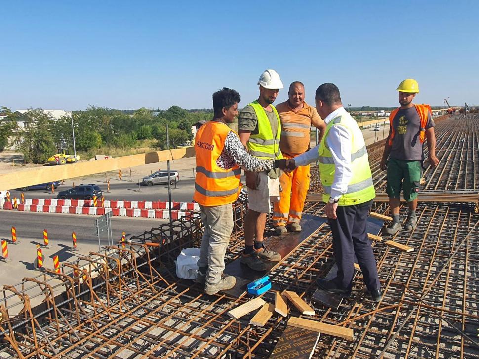 A început asfaltarea pe ultimul tronson al Lotului 3 Nord din A0. Pasajul de la DN3 nu va fi gata anul acesta 999239