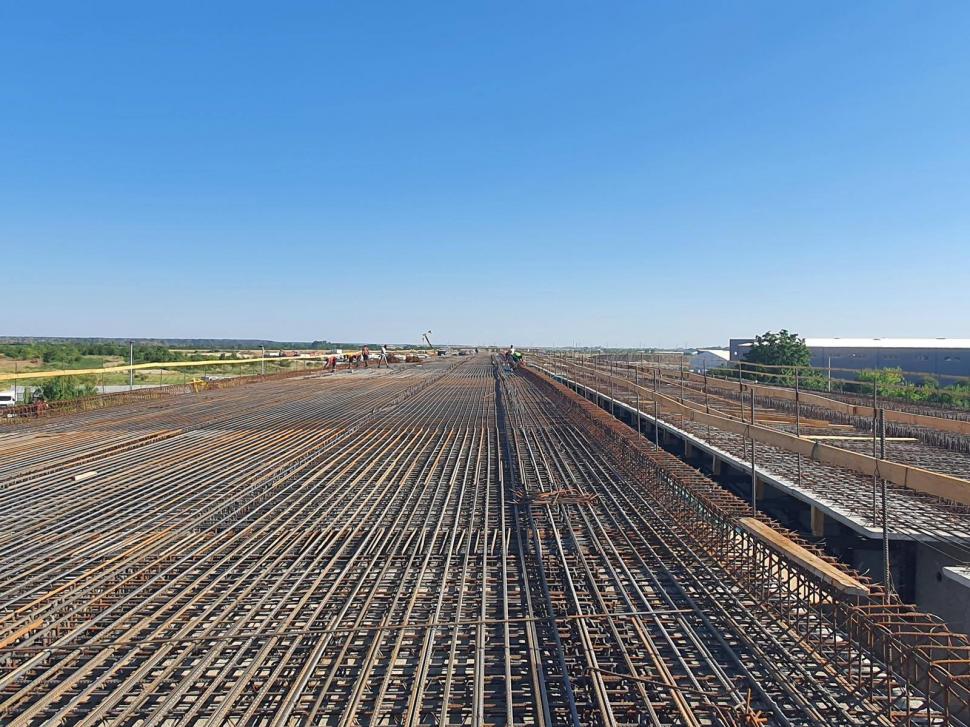 A început asfaltarea pe ultimul tronson al Lotului 3 Nord din A0. Pasajul de la DN3 nu va fi gata anul acesta 999240