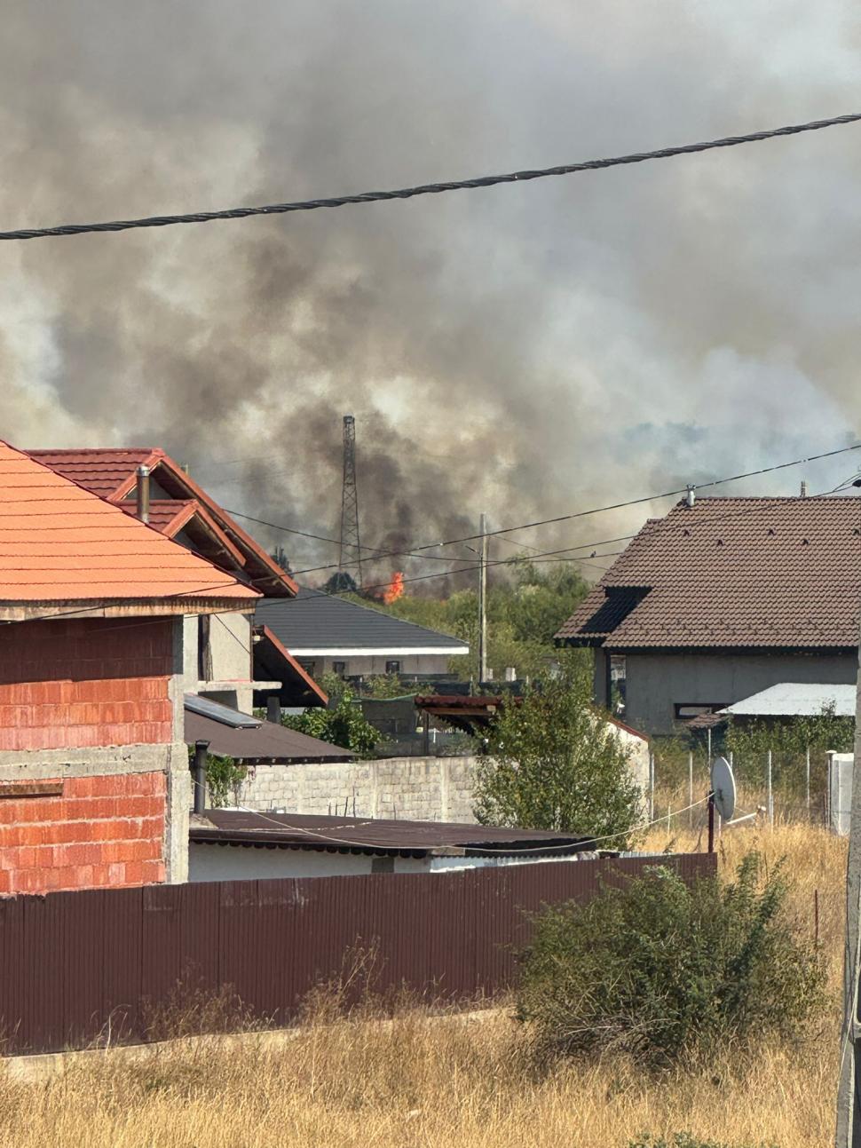 Incendiu uriaș în Gorj. Oamenii fug din case cu copiii în brațe, sute de hectare au ars. La Târgu Jiu, voluntarii intervin cu tractoare 999298