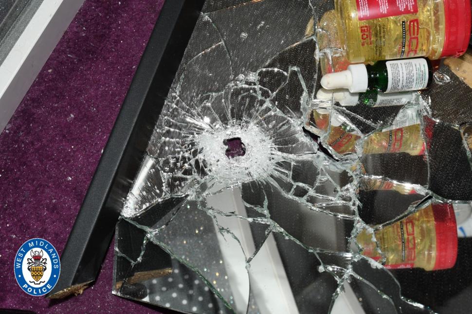 O aplicație de dating, un niqab și un pistol de 9 mm. Cum a fost angajată o americancă să pună capăt unei rivalități de familie din UK 998403