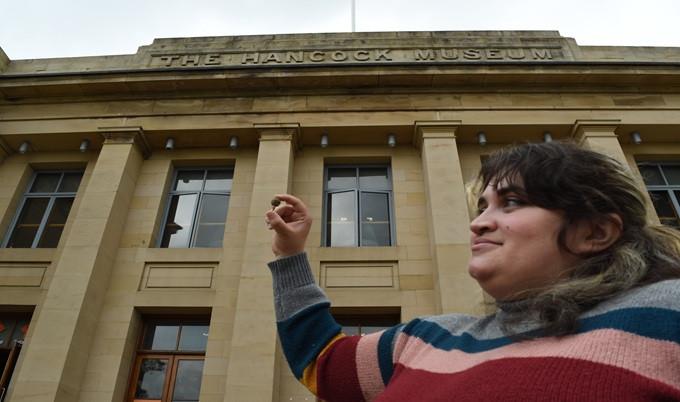 O studentă la arheologie a descoperit un artefact antic din aur la prima ei săpătură, după doar 90 de minute: „Nu-mi venea să cred” 998736