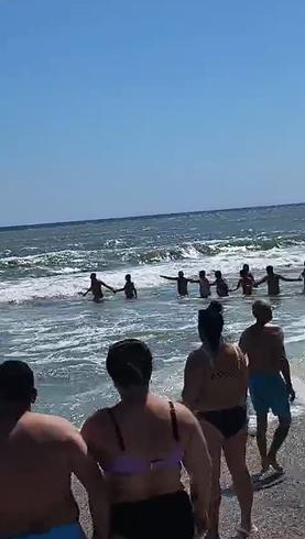 Steagul roșu ignorat pe litoral. Un bărbat s-a înecat. Patru persoane salvate la limită după ce turiștii au format lanț uman 999247