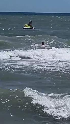 Steagul roșu ignorat pe litoral. Un bărbat s-a înecat. Patru persoane salvate la limită după ce turiștii au format lanț uman 999248