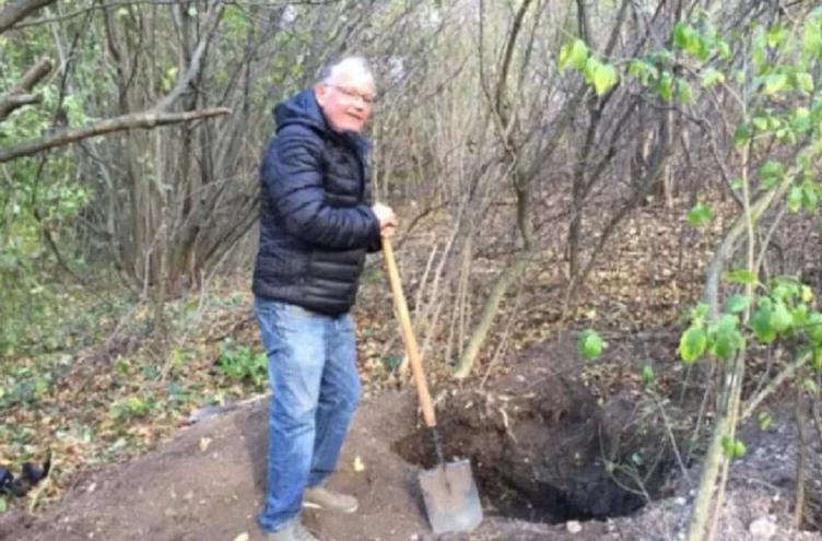 Un bărbat a descifrat o hartă desenată cu mâna de tatăl său și a descoperit o comoară îngropată de familia lui, acum 80 de ani 998559