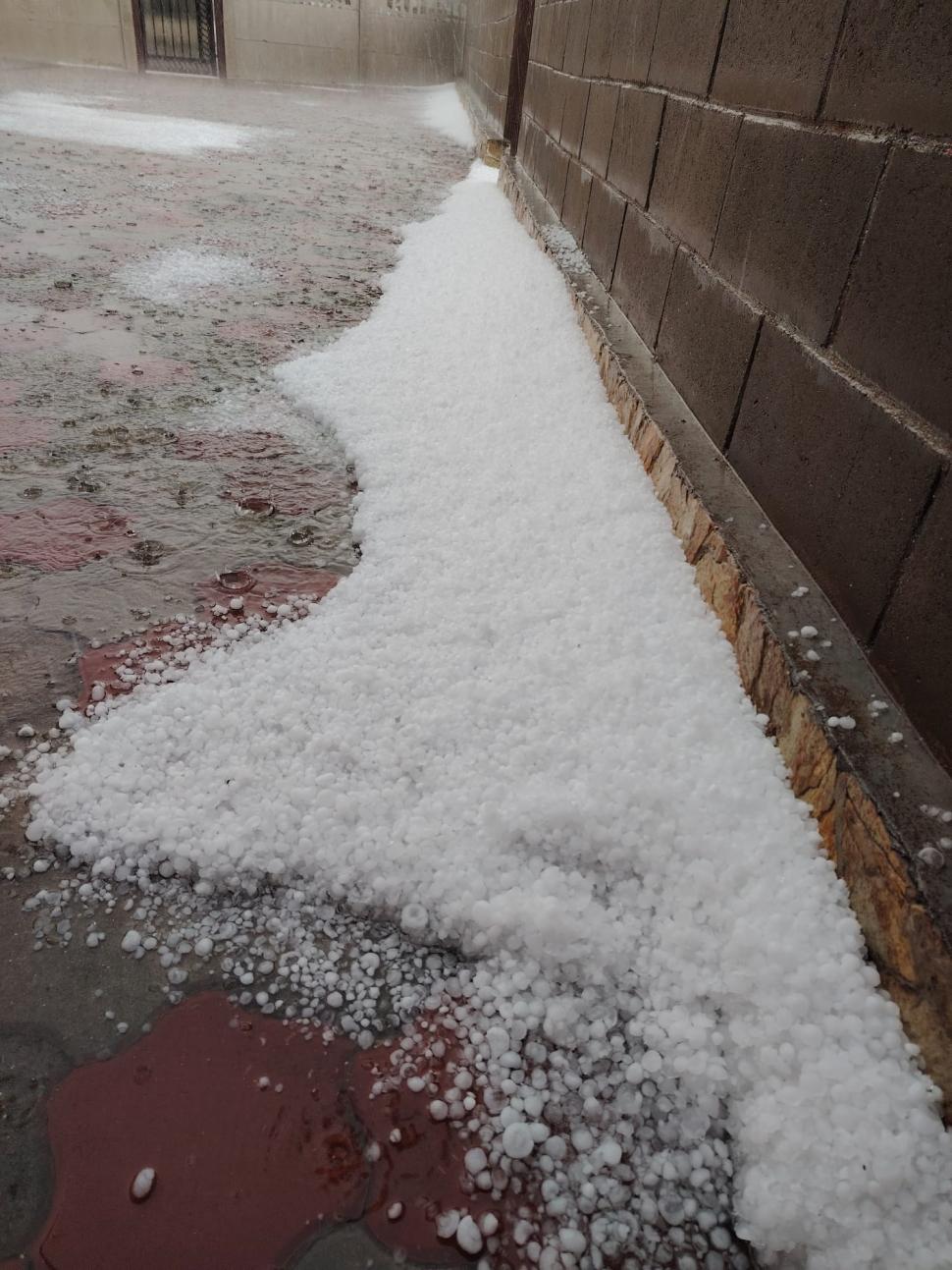 Furtunile fac ravagii: peste 2.200 de oameni fără curent în Harghita. Grindină de mari dimensiuni în Maramureș și Hunedoara 999454