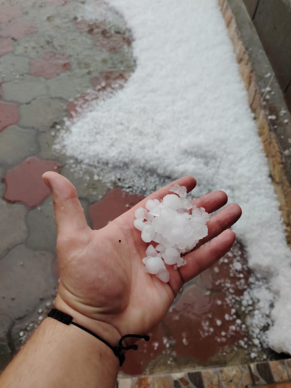 Furtunile fac ravagii: peste 2.200 de oameni fără curent în Harghita. Grindină de mari dimensiuni în Maramureș și Hunedoara 999455