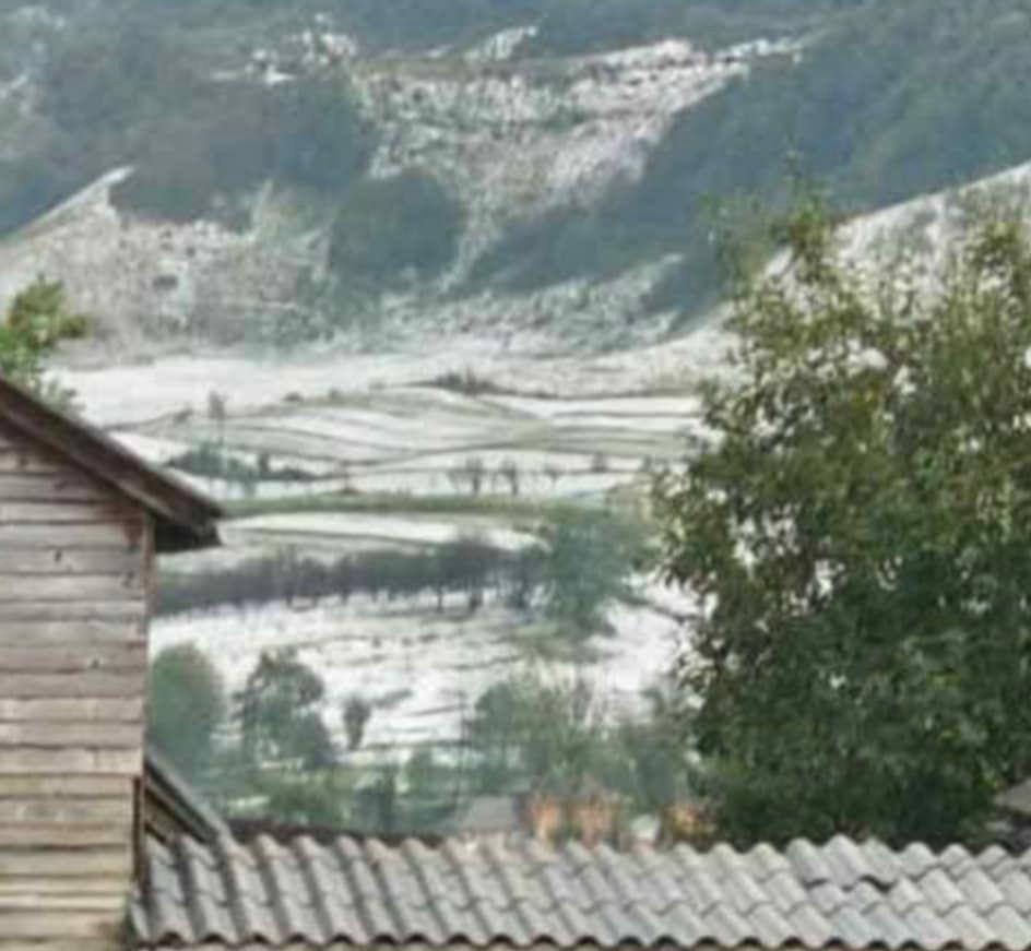 Furtunile fac ravagii: peste 2.200 de oameni fără curent în Harghita. Grindină de mari dimensiuni în Maramureș și Hunedoara 999456