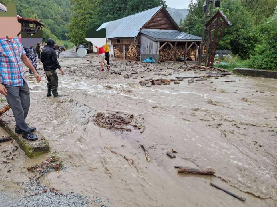 Furtunile fac ravagii: peste 2.200 de oameni fără curent în Harghita. Grindină de mari dimensiuni în Maramureș și Hunedoara 999467