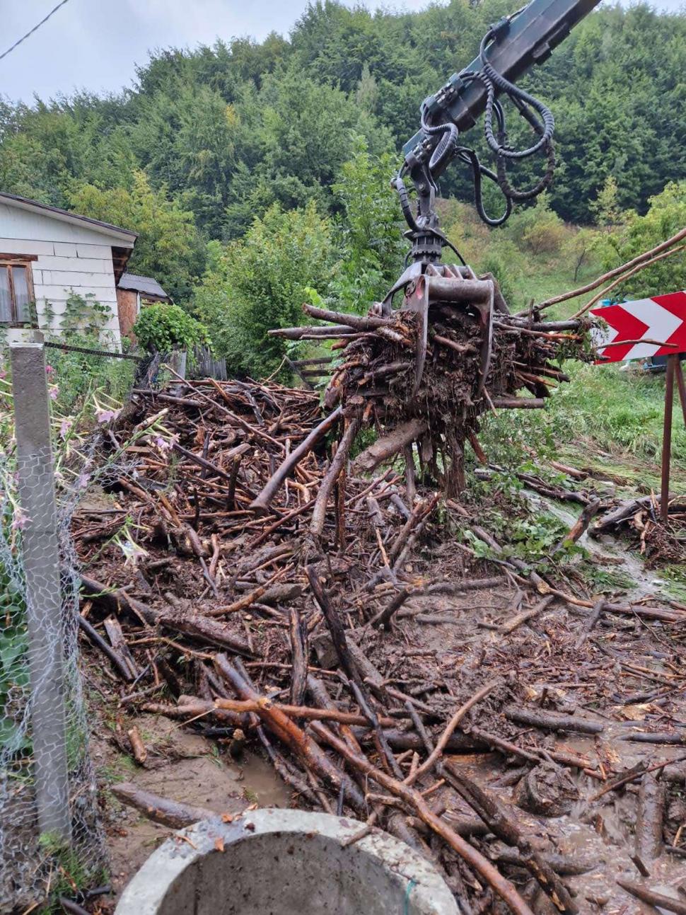 Furtunile fac ravagii: peste 2.200 de oameni fără curent în Harghita. Grindină de mari dimensiuni în Maramureș și Hunedoara 999468