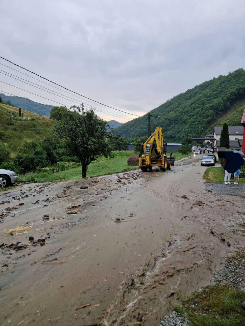 Furtunile fac ravagii: peste 2.200 de oameni fără curent în Harghita. Grindină de mari dimensiuni în Maramureș și Hunedoara 999469