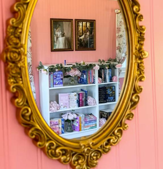 O tânără s-a plictisit de magazia din curte și a transformat-o într-un loc incredibil. Cum arată acum spațiul amenajat ca după revistă 999029