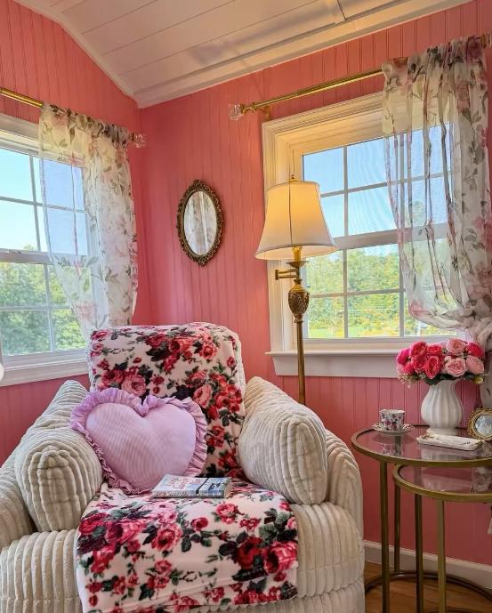 O tânără s-a plictisit de magazia din curte și a transformat-o într-un loc incredibil. Cum arată acum spațiul amenajat ca după revistă 999032