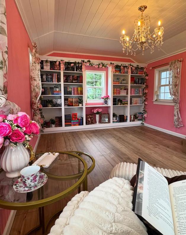 O tânără s-a plictisit de magazia din curte și a transformat-o într-un loc incredibil. Cum arată acum spațiul amenajat ca după revistă 999034