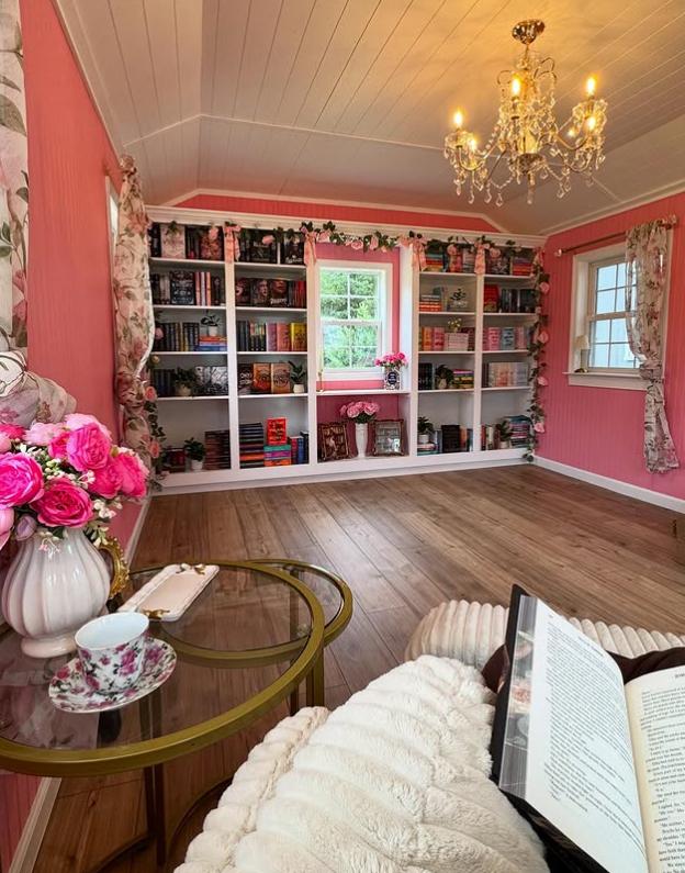 O tânără s-a plictisit de magazia din curte și a transformat-o într-un loc incredibil. Cum arată acum spațiul amenajat ca după revistă 999036