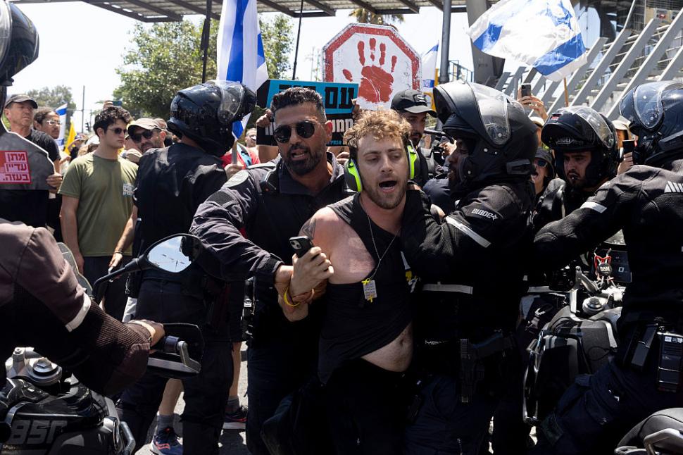 Sute de mii de oameni au ieșit în stradă la Tel Aviv și îi cer lui Netanyahu să negocieze eliberarea ostaticilor deținuți în Gaza 999479